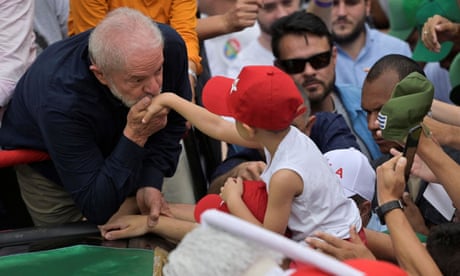 O ex-presidente do Brasil e atual candidato à presidência Luiz Inácio Lula da Silva lidera uma marcha em Belo Horizonte<br>O ex-presidente do Brasil e atual candidato à presidência Luiz Inácio Lula da Silva beija a mão de uma criança durante uma marcha em Belo Horizonte, Minas Gerais, Brasil, 22 de outubro de 2022. REUTERS/Washington Alves