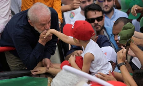 Luiz Inácio Lula da Silva kisses the hand of a child during a march in Belo Horizonte, Minas Gerais state, Brazil, at the weekend.