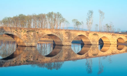 Jembatan Romito di atas sungai Arno di Tuscany, Italia