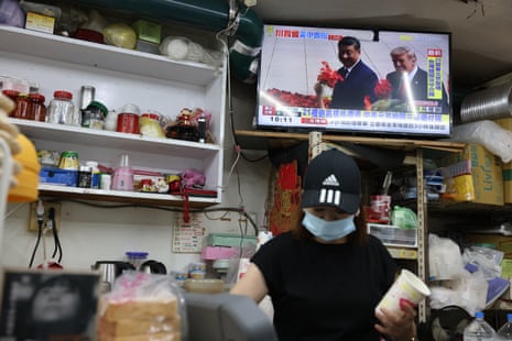 A television news programme at a restaurant in Taipei shows the meeting between Donald Trump and Xi Jinping in Beijing.