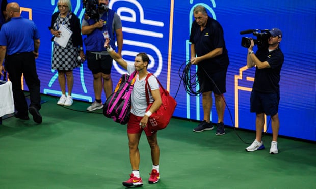 Rafael Nadal vinkar hejdå till publiken i New York efter hans första Slam-nederlag sedan French Open 2021.