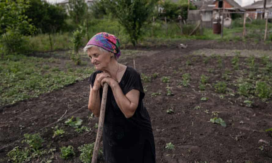 Maria Miroshnyk (77) works in her grandson's garden in Mala Rohan.