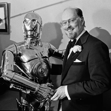John Williams avec le personnage de Star Wars C-3PO en 1980.
