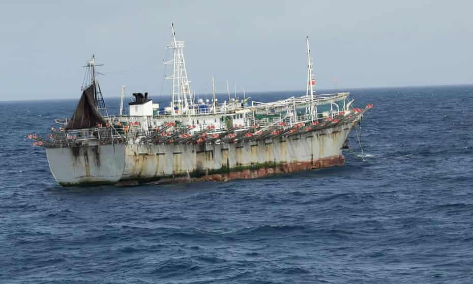 Un bateau de pêche chinois dans le Pacifique