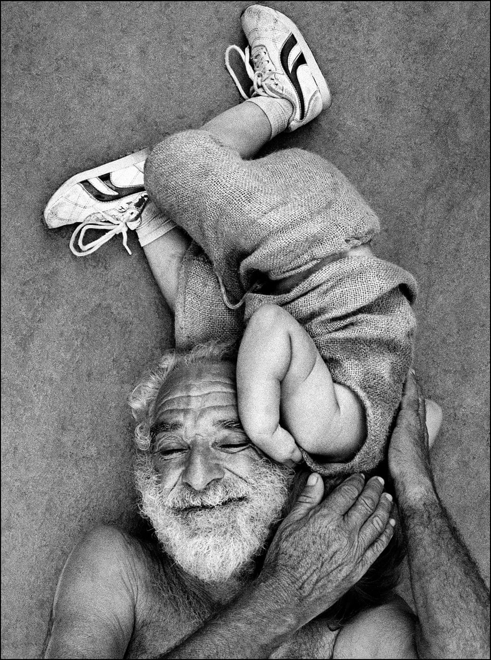 RINCÓN. In seiner viel beachteten Fotoserie konzentriert sich der Künstler auf das ewige menschliche Drama: Glaube, Alter, Tod, Spiele, Zärtlichkeit, Liebe, Angst, Sehnsucht nach Schönheit. | Bildquelle: The Guardian RINCÓN. In seiner viel beachteten Fotoserie konzentriert sich der Künstler auf das ewige menschliche Drama: Glaube, Alter, Tod, Spiele, Zärtlichkeit, Liebe, Angst, Sehnsucht nach Schönheit. | Bildquelle: The Guardian | Bilder sind in der Regel urheberrechtlich geschützt