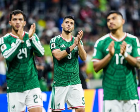 Raúl Jiménez (centre) and his teammates applaud the home fans at Estadio Azteca after Mexico’s defeat against England