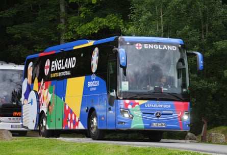 Xe buýt của đội tuyển Anh đến căn cứ Euro 2024 của họ ở Đức.