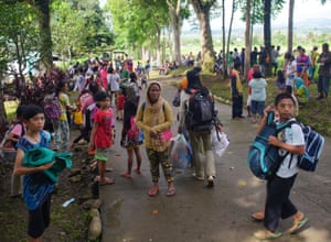 Chaotic scenes on roads as people flee Marawi