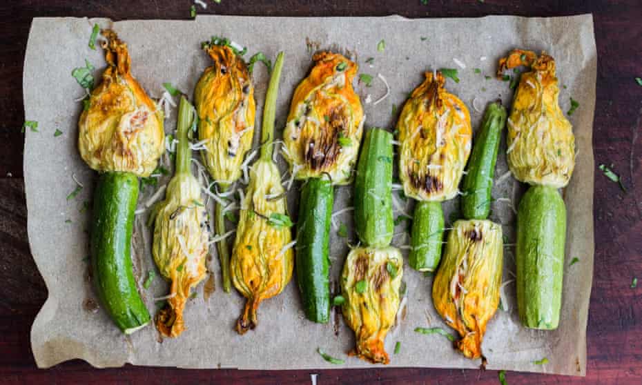 Fried courgette flowers stuffed with cream cheese and ricotta