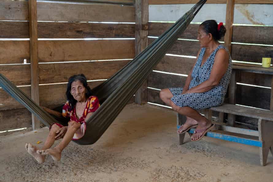 خوانا گوزمان، 88 ساله، و دخترش خوانا کوئنا، 60 ساله، در اینفایرنو، منطقه مادر د دیوس.