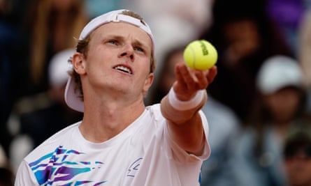 Jesper de Jong prepares to serve