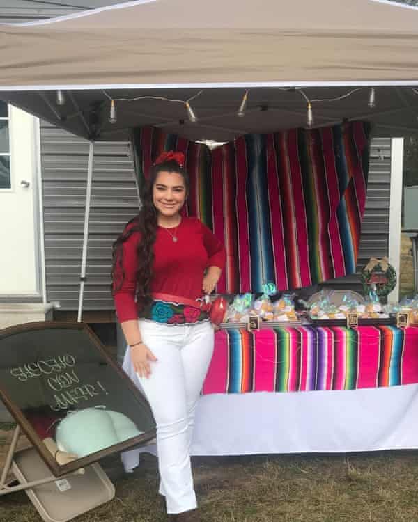 Mariela García vende sus productos horneados en un mercado de agricultores a una hora al norte de Houston.