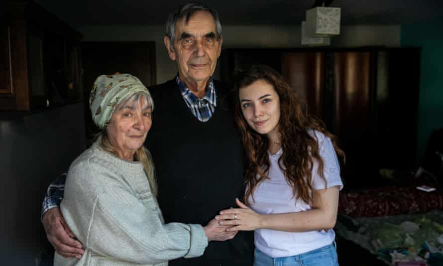 Katerina Shukh avec ses grands-parents, Kateryna Nemenushyaya et Viktor Nemeenushiy, à Borzęcin Duży, en Pologne, la semaine dernière.