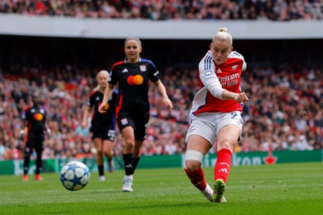 Arsenal’s Alessia Russo shoots at goal.