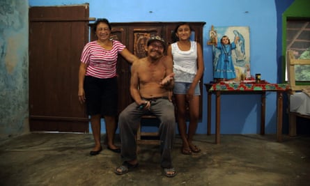 Juanito with his sister and granddaughter in the village of Takkbil’Ja, Yucatan