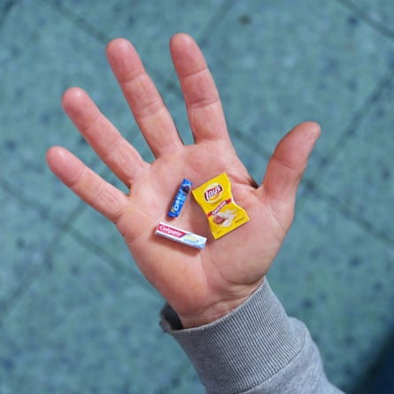 Les produits minuscules représentent la « shrinkflation » - la pratique par laquelle les entreprises tentent de gérer la hausse des coûts en réduisant la taille des emballages.