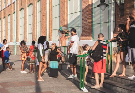 Residents of Bangu chat outside the shopping center of the area, a desirable destination also because of the AC that they can rarely afford at home. Brazil, 2022