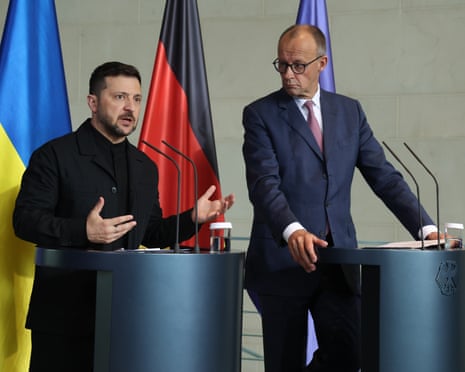 El canciller alemán Friedrich Merz (R) y el presidente ucraniano Volodymyr Zelenskyy hablan con los medios de comunicación después de las conversaciones en Berlín en mayo.