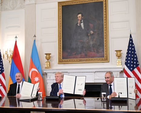 特朗普与阿塞拜疆的伊利哈姆·阿利耶夫(左)和亚美尼亚的尼科尔·帕希尼扬。