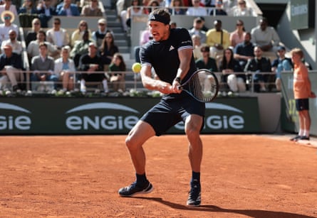 Alexander Zverev plays a backhand