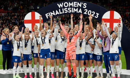 Leah Williamson dan Mary Earps mengangkat trofi Finalissima Putri