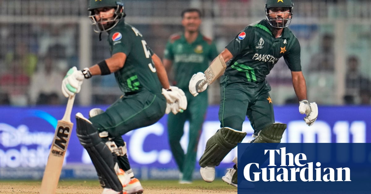 Pakistan thrash Bangladesh to keep World Cup survival hopes alive