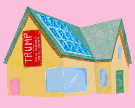 Uma casa colorida com painéis solares no telhado e uma bandeira de Trump.