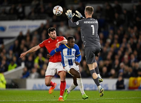 Dean Henderson collects the ball under pressure and wears.