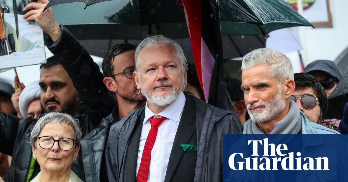 Julian Assange joins pro-Palestine march across Sydney Harbour Bridge before police stop rally citing safety fears