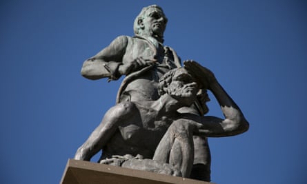 The statue of the surveyor George Evans with an Aboriginal man crouching at his feet in Bathurst.