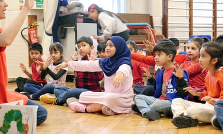 Les enfants s'assoient et font des gestes