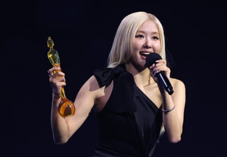 Rosé accepts the award for international song of the year.