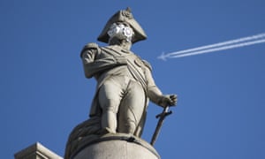 một mặt nạ không khí được đặt trên bức tượng của chúa tể nelson ở quảng trường trafalgar bởi các nhà hoạt động hòa bình xanh, london, vào tháng 4 năm 2016
