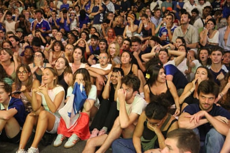 Torcedores franceses assistindo ao jogo em Paris.