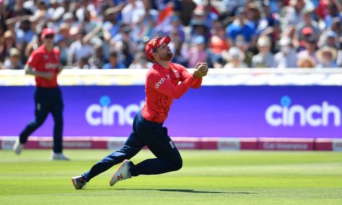 Dawid Malan catches Virat Kohli.