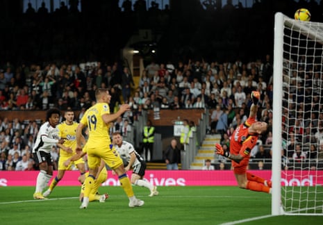 Everton keeper Jordan Pickford tips over a shot by Fulham’s Willian.