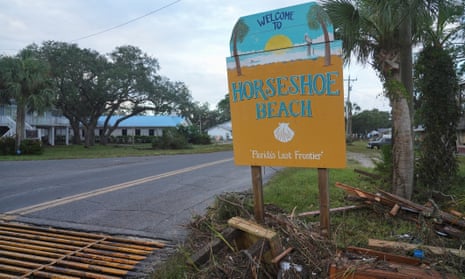 Idalia Kasırgası Sonrası Idalia Kasırgası'nın 31 Ağustos 2023'te Horseshoe Beach, Florida'ya varmasının ardından karşılama tabelasının yanındaki hasarın görünümü.