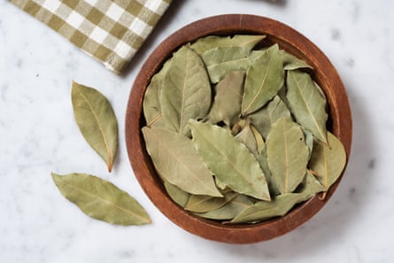 Top view of a brown bowl with dried bayleaves
