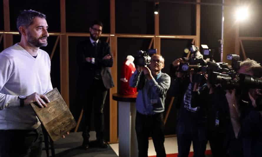 Ernesto Valverde poses for the cameras as he picks up an award in February 2020