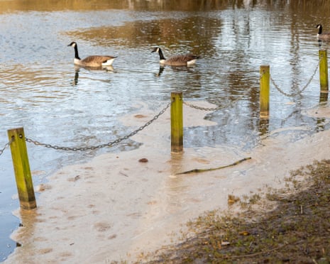 Викид стічних вод у річку