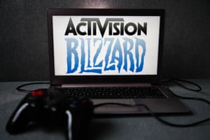 Logo Activision Blizzard affiché sur un écran d'ordinateur portable et une manette de jeu