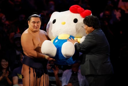 Hoshoryu is given a huge fluffy Hello Kitty toy