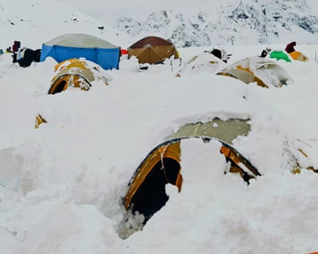 Tendas cobertas de neve no Monte Everest, Tibete