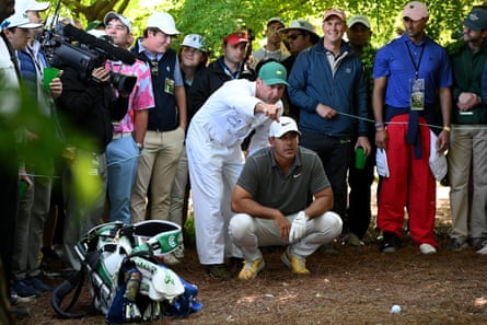 Brooks Koepka dan caddy-nya Ricky Elliott di tempat yang sulit di lubang kedelapan babak final