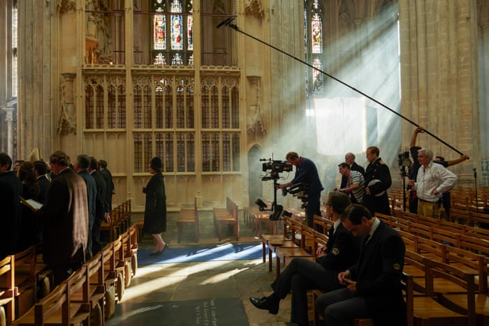 Queen Olivia Colman An Epic Budget And A Cast Of Thousands A Year Behind The Scenes On The Crown Television Radio The Guardian