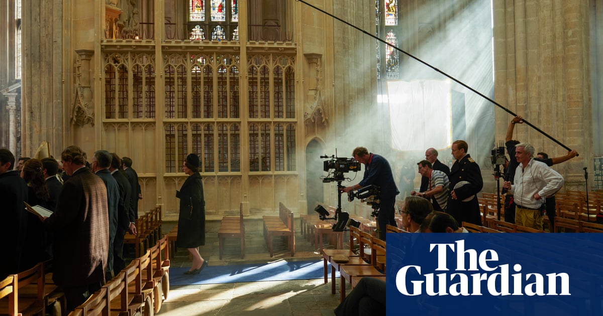 Queen Olivia Colman An Epic Budget And A Cast Of Thousands A