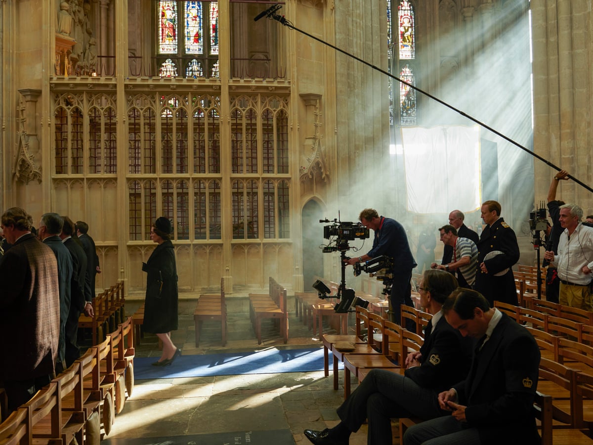 Queen Olivia Colman An Epic Budget And A Cast Of Thousands A Year Behind The Scenes On The Crown Television Radio The Guardian