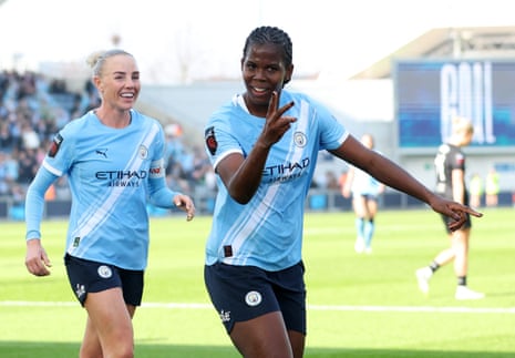 खदीजा शॉ ने एलेक्स ग्रीनवुड के साथ टोटेनहम के खिलाफ अपना तीसरा गोल करने का जश्न मनाया