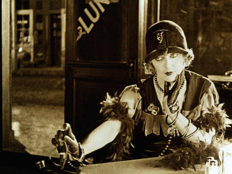 Stage Struck: Gloria Swanson before the pictures got small | Stage 2 Gertrude Astor as Lillian Lyons.