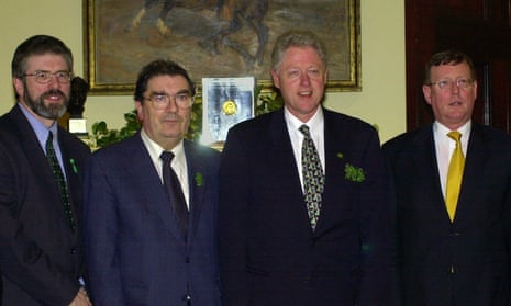 David Trimble (R) poses with Sinn Fein President Gerry Adams, Social Democratic Labour Party leader John Hume and US President Bill Clinton in the Roosevelt Room of the White House in Washington, in 2000.